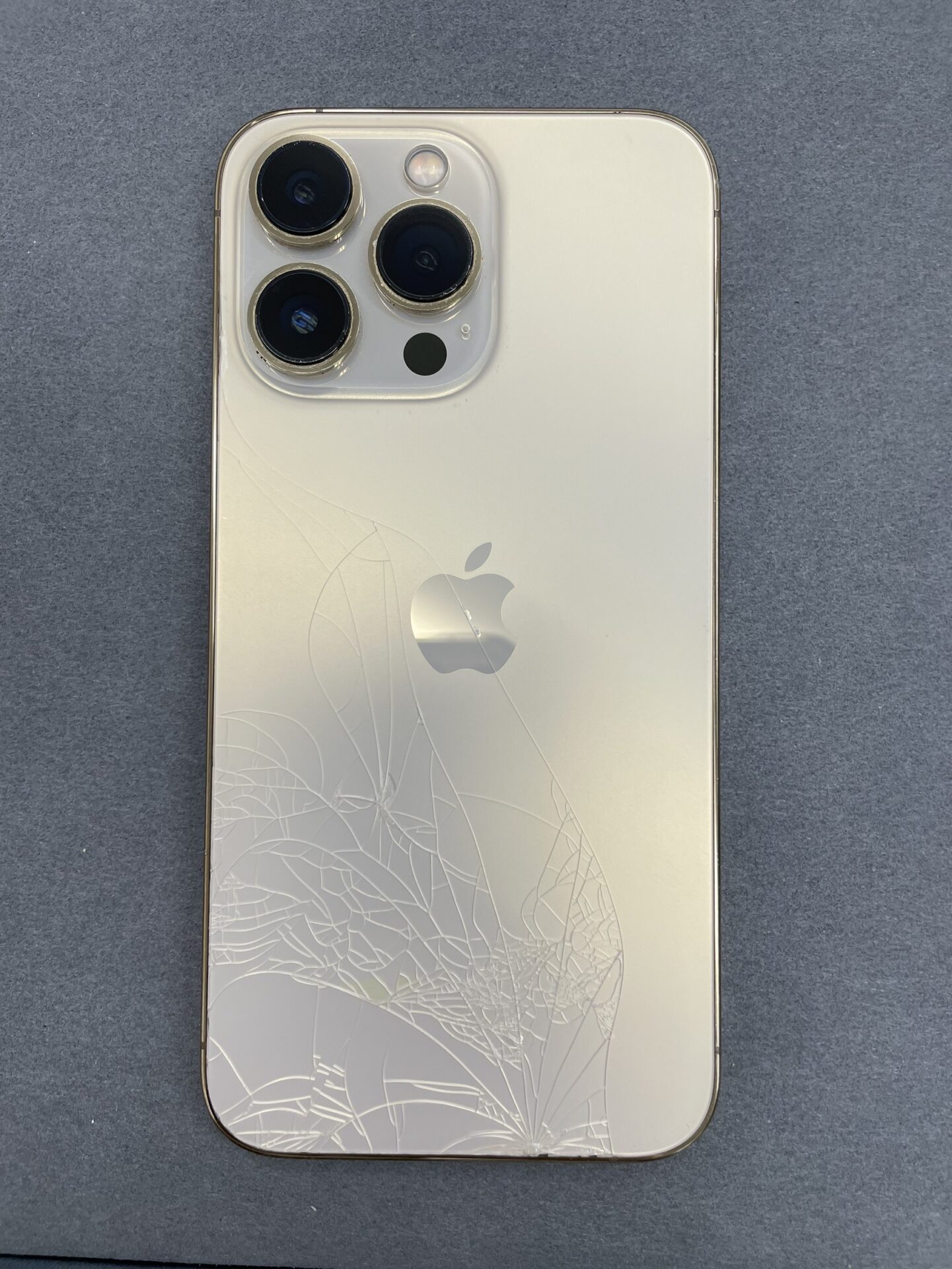 お買取実績】iPhone 12Pro Max 128GB 背面割れ、バッテリーが劣化して